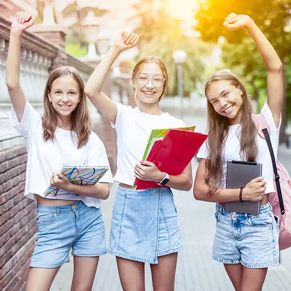 Tres adolescentes felices tras participar en el estudio clínico Proflex