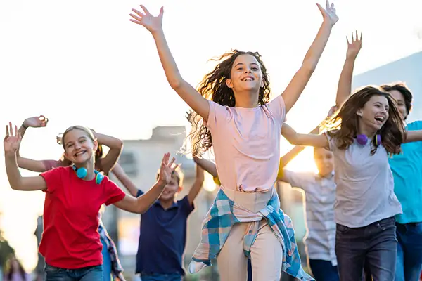 Chicas bailando en la calle