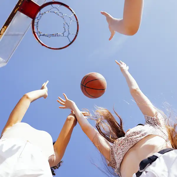 Amigas adolescentes jugando al baloncesto