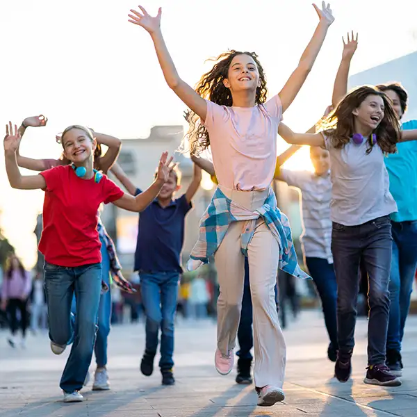 Adolescentes bailando en la ciudad de Madrid. El tratamiento Proflex permite el movimiento